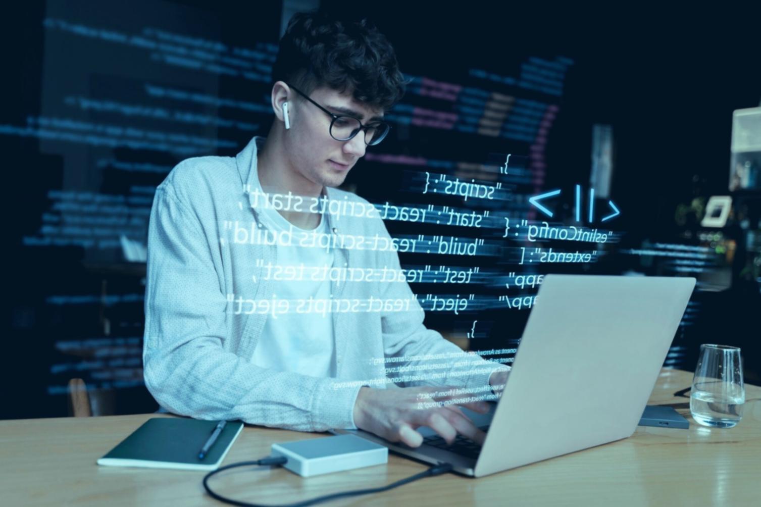 3D-Artist am Arbeitsplatz mit mehreren Monitoren