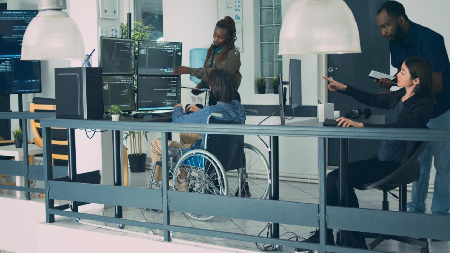 Workshop-Teilnehmer bei praktischer Arbeit an 3D-Projekten